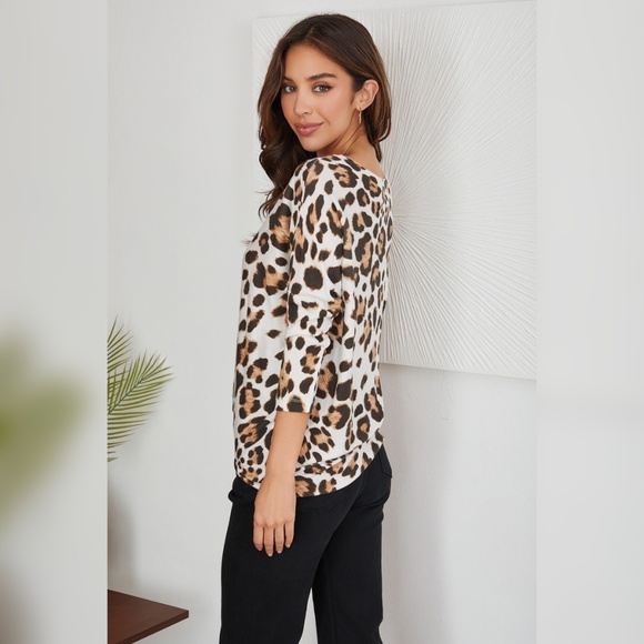 (708441-LEO-WHT) LEOPARD PRINT ROUND NECK 3/4 SLEEVE HI-LOW TOP - Picture 3 of 6